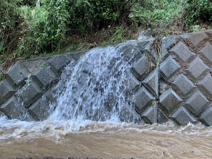 大量の雨水