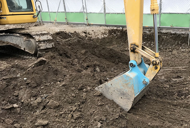 広く浅い範囲の汚染土壌を大型重機で掘削するときは、掘削除去工法が有利です。