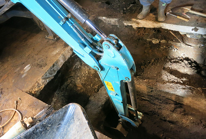 深度2mの基礎を撤去しています。