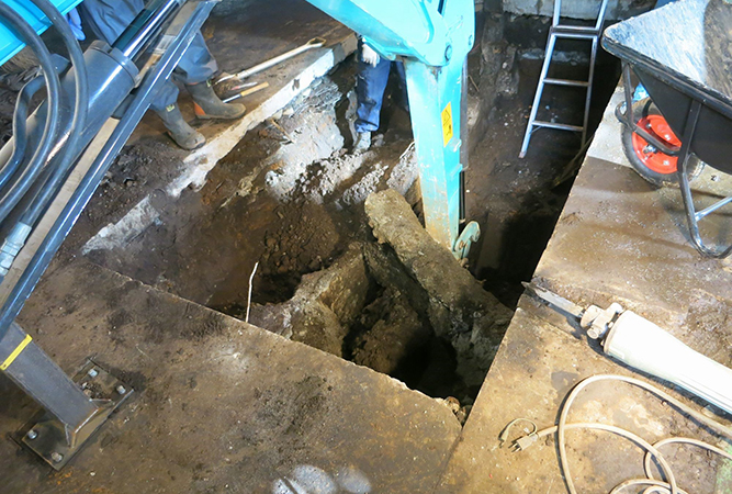 深度2mの基礎を撤去しています。