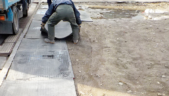 2トンダンプなど、大型車両が使えない狭隘地は、敷きゴム板を敷設します。