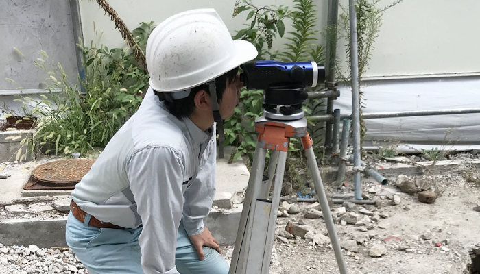 資機材の搬入と前後して、水準測量により、汚染土壌の掘削深度の基準となる高さを場内の固定点に設定します。